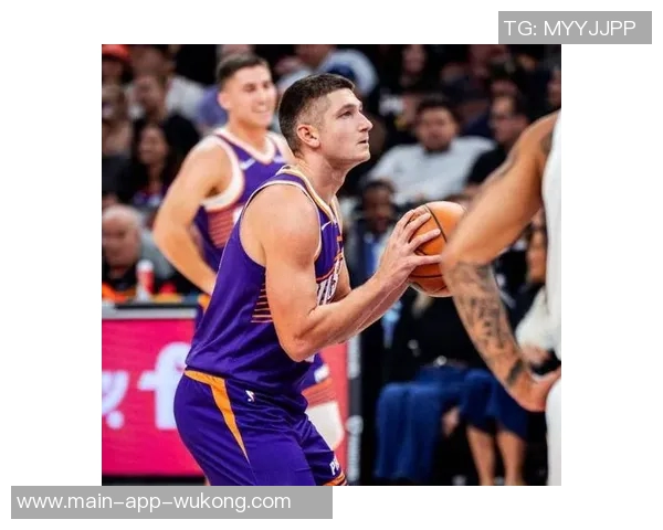 格雷森阿伦外线火力全开12投6中砍下17分4篮板5助攻表现抢眼