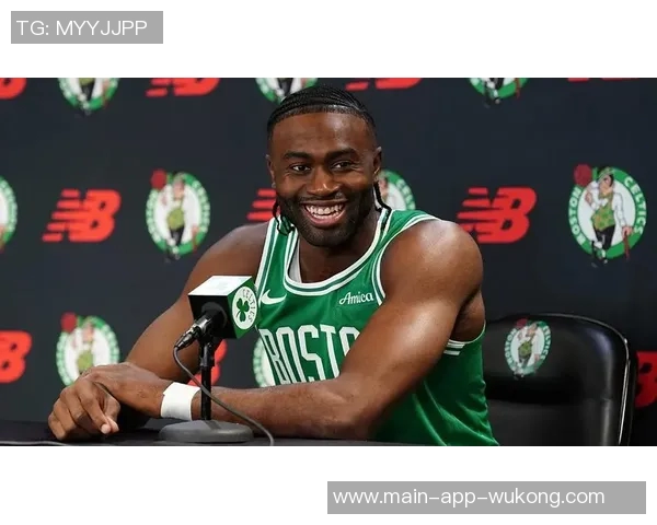 杰伦布朗调侃普理查德偷技中距离命中率飙升助力球队胜利